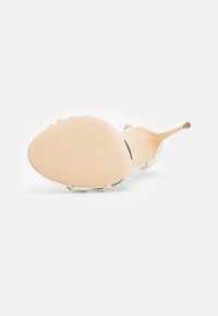 Scarpa bianca con tacco alto, dotata di una sottile fascia trasparente, suola beige testurizzata e punta a forma appuntita. Decorata con dettagli in cristallo.