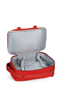 Mochila de tela roja con abertura con cremallera, forro interior gris, dos correas de sujeción y un patrón exterior texturizado.