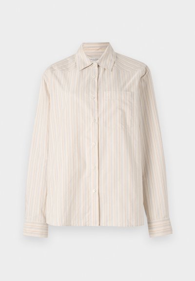 Camicia a maniche lunghe di un beige chiaro con righe verticali in crema e arancio chiaro. Presenta un colletto e una tasca sul petto.