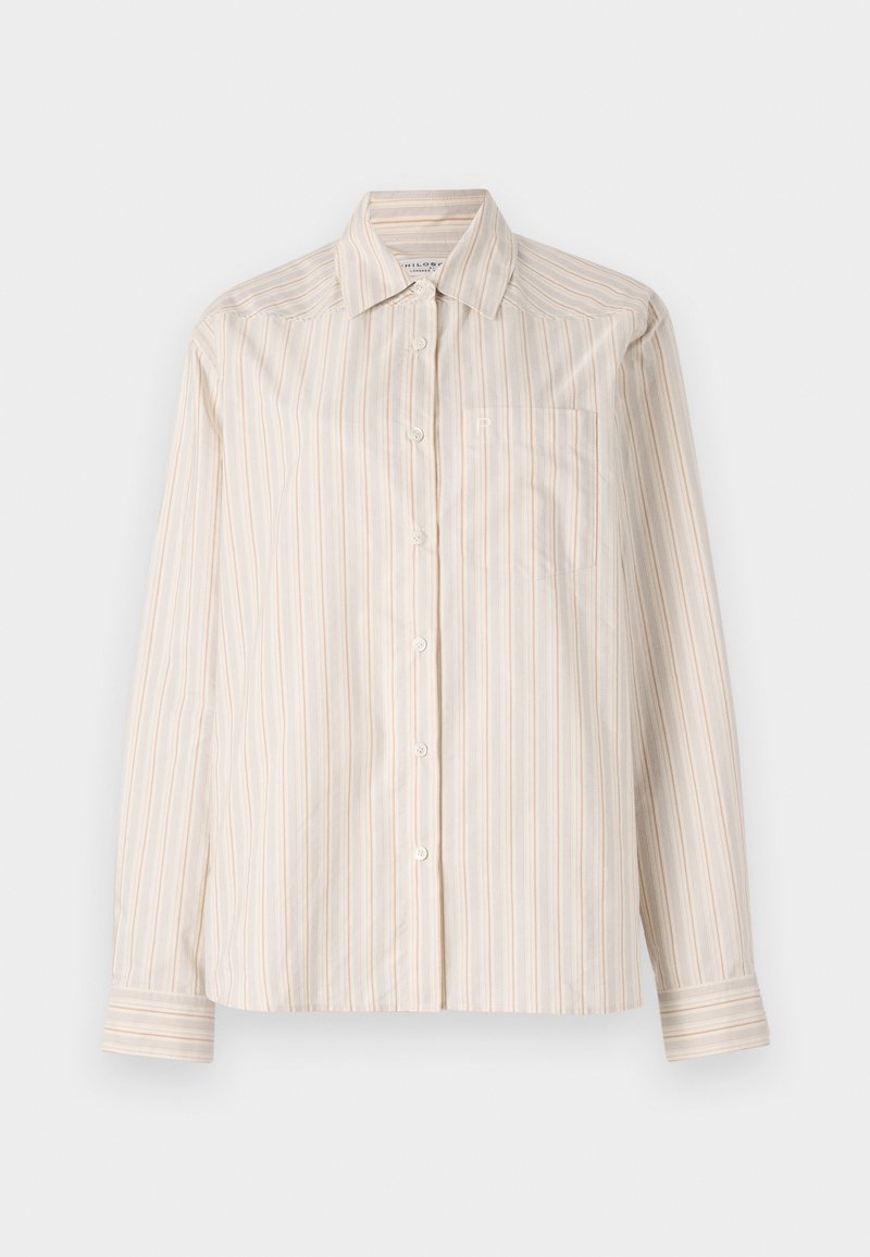 Camisa de manga larga en beige claro con rayas verticales en color crema y naranja pálido. Presenta un cuello y un solo bolsillo en el pecho.