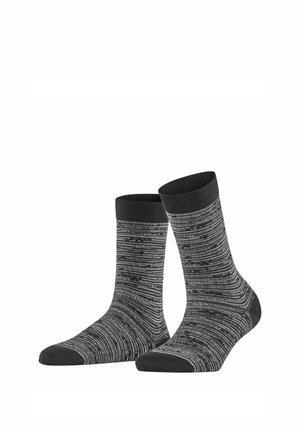 Een paar zwart-grijs gestreepte sokken tot halverwege de kuit met effen zwarte hielen, tenen en boorden tegen een witte achtergrond.