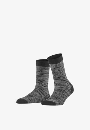 Paar schwarze und grau gestreifte Socken in mittlerer Wadenhöhe mit einfarbigen schwarzen Fersen, Zehen und Bündchen vor weißem Hintergrund.