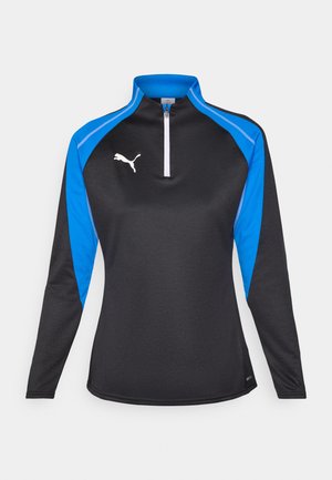 Crna sportska majica dugih rukava s ovratnikom na zatvarač, plavim naglascima i bijelim logotipom. Izrađena od glatkog, laganog materijala.