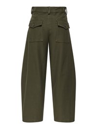 Pantaloni largi verde măsliniu cu talie înaltă, cu două buzunare mari cu clapetă și nasturi în spate și curele pentru curea la talie.