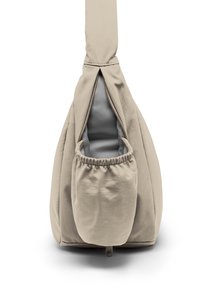 Beige Stoff-Tragetasche mit einer vorderen Reißverschlusstasche und einer zusätzlichen elastischen Tasche auf der Vorderseite vor weißem Hintergrund.