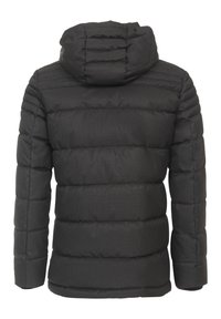 Svart puffjacka med huva, med vertikalt kviltade paneler, elastiska manschetter och en slät yta. Lämplig för kallt väder.