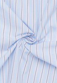 Tessuto azzurro chiaro con sottili strisce verticali rosse e blu navy attorcigliato in un nodo centrale, che mostra dettagli di texture e motivo.