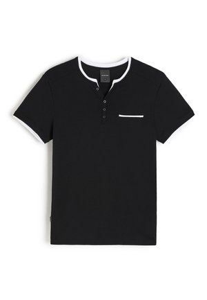 Czarna koszulka henley z krótkim rękawem, z białym obszyciem kołnierza i krawędzi rękawów, z małą kieszonką na piersi wykończoną białą lamówką i czterema guzikami.