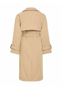Trench coat beige avec une taille ceinturée, des manches larges et un détail de rabat à l'arrière. Fabriqué dans un tissu lisse et texturé avec une coupe droite.