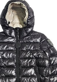 Giacca a vento nera con un esterno lucido, interno di colore chiaro, cappuccio con cordino, chiusura con zip e due loghi visibili sul davanti.