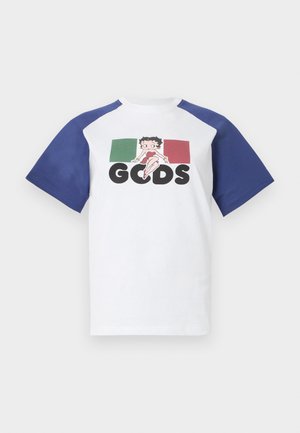 Fehér póló kék raglán ujjakkal, a rajzfilmfigurával, Betty Booppal, zöld és piros téglalapok között, vastag "GCDS" felirat felett.