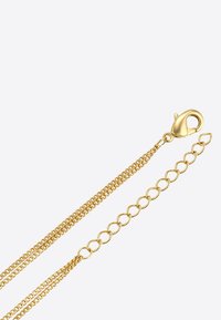Collana d'oro con due tipi di catena diversi, un moschettone per una chiusura sicura e anelli con trame variabili.