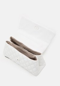 Borsa a pochette bianca trapuntata con chiusura a scatto, dotata di un interno con due scomparti e una superficie liscia.