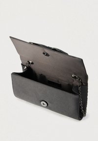 Fekete szövetből készült kis kézitáska, sima tapintású, ezüst színű fémrészekkel, láncos pánttal, mágneses záródással és két belső zsebbel tárolóhelyként.