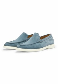 Mocassini in suede azzurro chiaro con dettagli di cucitura, punta arrotondata e suole in gomma bianca per comfort e stile. Design flat per una facile calzata.