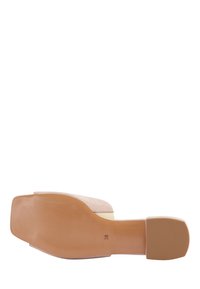 Beige højhælet sko med firkantet tå, ruskindsstruktur og en glat, holdbar sål. Størrelsen er markeret som 38 på bunden.