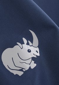 Marinfärgad tyg med en slät textur har en stor, stiliserad silvernoshörninggrafik som betonar dess rundade form och framträdande horndetaljer.