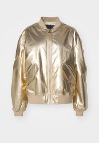Metallisch goldene Bomberjacke mit einem Reißverschluss, gerippten Bündchen und zwei Seitentaschen. Glatte Textur mit glänzender Oberfläche.