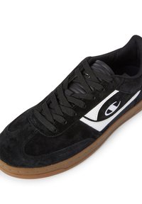 Schwarze Wildledersneakers mit schwarzen Schnürsenkeln, weißem Logodetail und einer Sohle aus Gummi. Runde Zehenpartie und gepolsterter Kragen für zusätzlichen Komfort.