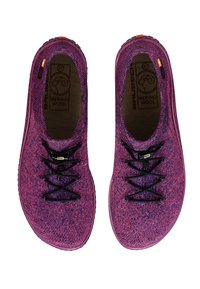 Fioletowe i różowe dziane buty wsuwane z czarnymi sznurówkami, z wyściółką z wełny merino i teksturowanymi gumowymi podeszwami. Zawierają logo na wkładce.