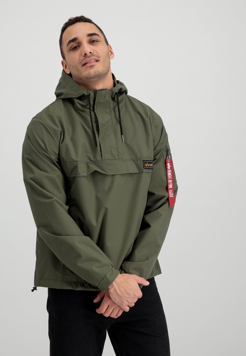Herren Leichte Jacken | Alpha Industries PERFORMANCE ANORAK Windbreaker dark olive/oliv - QN81871 Herren Leichte Jacken | Alpha Industries PERFORMANCE ANORAK Windbreaker dark olive/oliv - QN81871