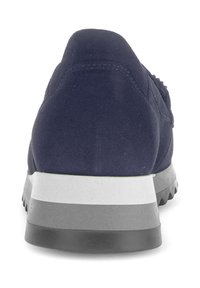 Marineblauwe sneaker met een bovenwerk van suède, een dikke witte en grijze zool, een gestructureerde achterkant en een gevoerde kraag voor comfort.