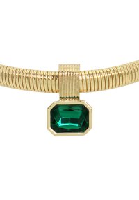 Guldtonet choker med et fleksibelt, snoet design. Har en oktagonal smaragdgrøn ædelsten som vedhæng i midten.