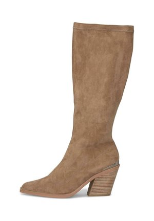 Botas de ante marrón hasta la rodilla con punta afilada y un tacón apilado texturizado. Presentan un acabado liso y detalles de costura en contraste.