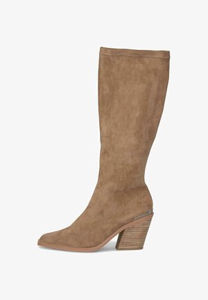 Bottes en suede marron montantes avec un bout pointu et un talon empilé texturé. Présente une finition lisse et des détails de couture contrastés.