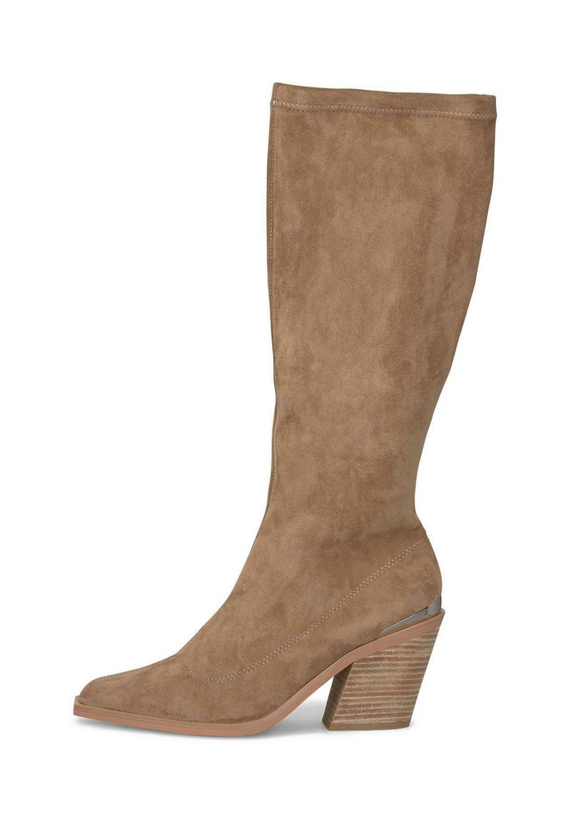 Botas de ante marrón hasta la rodilla con punta afilada y un tacón apilado texturizado. Presentan un acabado liso y detalles de costura en contraste.