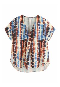 Krátký rukáv blůza z lehkého materiálu s vícebarevným tie-dye vzorem v červené, modré a černé barvě na světle béžovém pozadí.