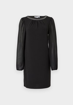 Robe noire longueur genou avec des manches longues transparentes et un détail de col en perles, présentée sur un fond blanc uni.