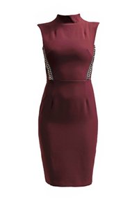 Robe bordeaux sans manches et cintrée, avec un col montant et des détails en chaîne argentée sur les côtés, longueur genou.