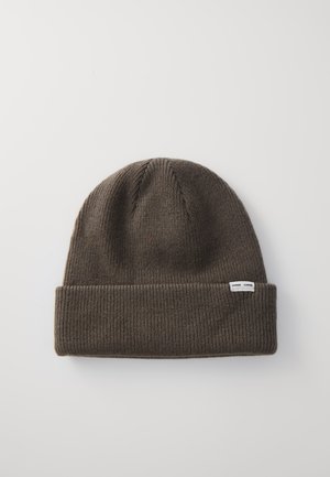 Bonnet en tricot marron avec un revers, présentant un fin côtes et une petite étiquette de marque blanche cousue sur le côté.