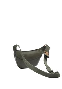 Olivgrüne Ledertasche mit geschwungener Form, gepolsterter Textur, verstellbarem Träger und goldfarbenen Hardware-Akzenten. Dezentes Branding am Träger.