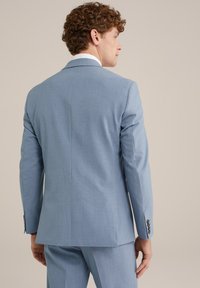 Helles blauer maßgeschneiderter Sakko mit Reverskragen, strukturiertem Stoff und vierknopfigen Manschetten. Klare Linien und schlankes Design.