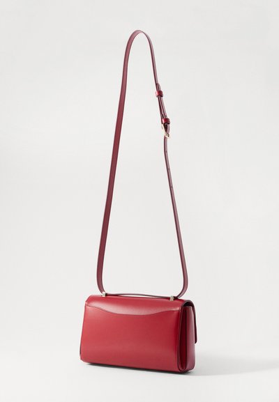 Stuart Weitzman POSH SHOULDER BAG - Mala a tiracolo - cherry
