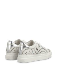 Sneakers bianchi con un tacco metallico argento, adornati con varie dimensioni di borchie e strass in motivi unici. Le suole in gomma offrono supporto.