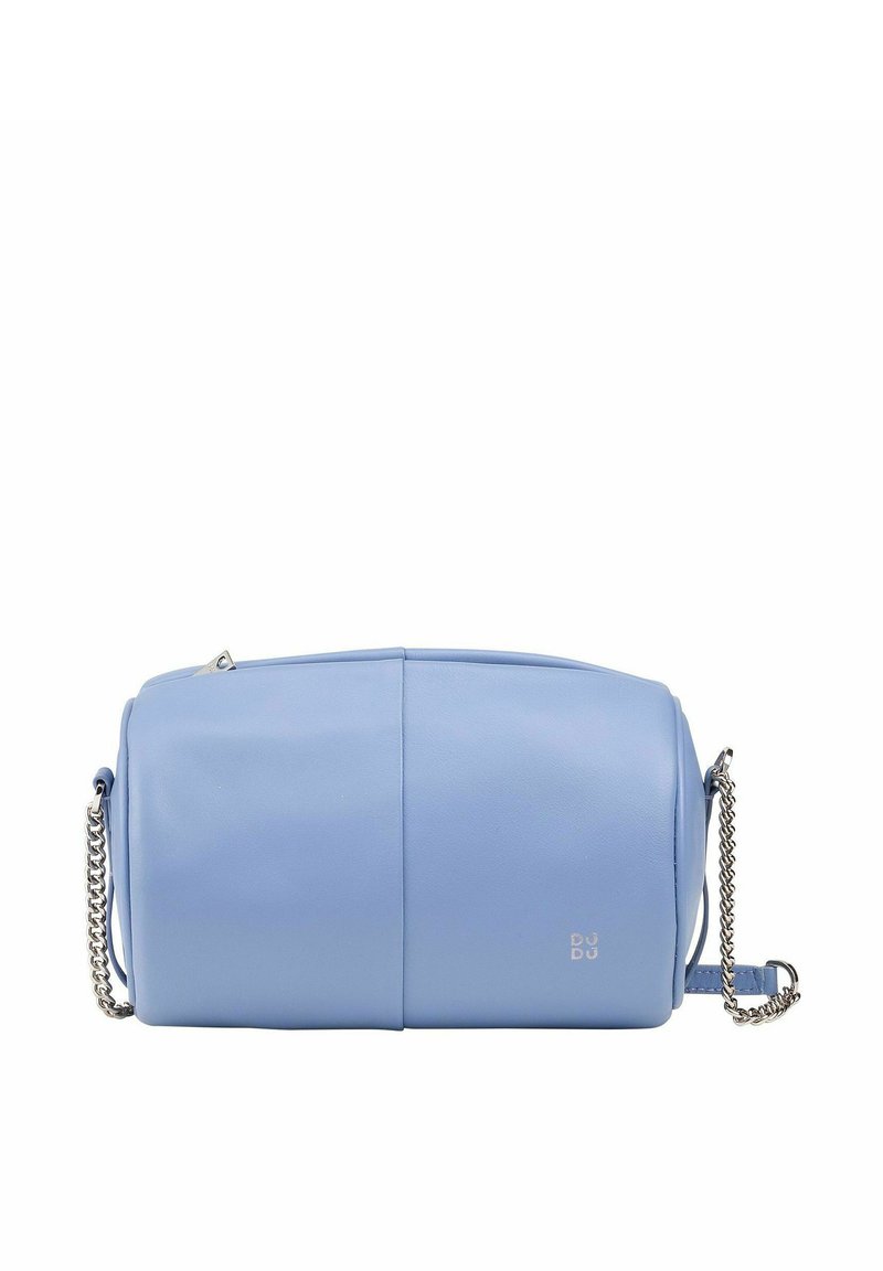Una borsa a tracolla in pelle azzurro chiaro, dalla forma cilindrica, con una tracolla in catena argentata e una texture liscia. Dettaglio del logo discreto visibile.