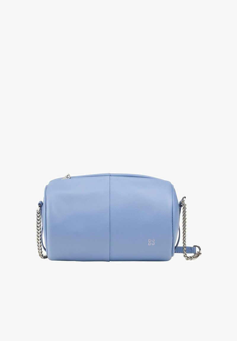 Una borsa a tracolla in pelle azzurro chiaro, dalla forma cilindrica, con una tracolla in catena argentata e una texture liscia. Dettaglio del logo discreto visibile.
