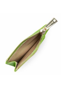 Portefeuille en cuir vert avec une fermeture éclair en ton or. L'intérieur présente une doublure en tissu beige et un compartiment divisé pour l'organisation. Design compact.