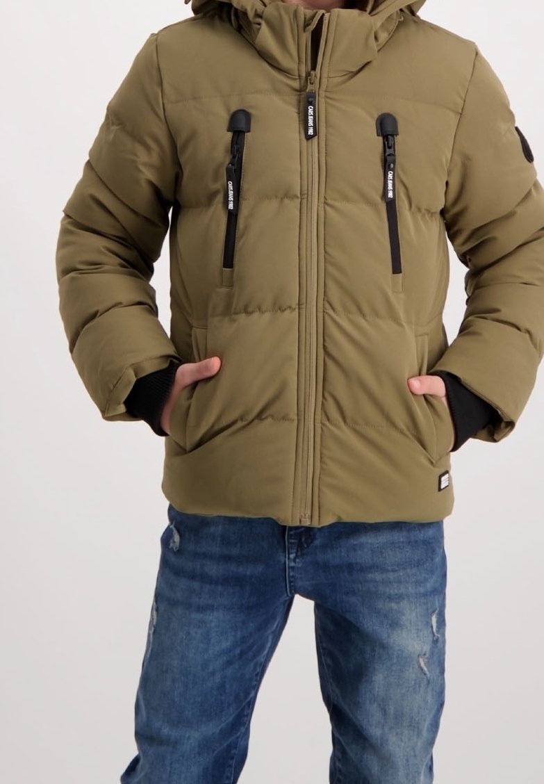 Olijfgroene gewatteerde jas met rits, twee voorzakken, zwarte ritsen en een capuchon. Draagt over jeans, met ribgebreide manchetten.