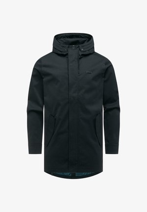 Zwarte lange parka met capuchon, voorrits bedekt met een klep met knopen, schuine zijzakken en trekkoorden op de capuchon.