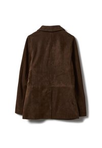 Braune Wildlederjacke mit Kragen, langen Ärmeln und taillierter Form. Verfügt über eine glatte Textur und vertikale Nahtdetails auf der Rückseite.