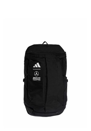 Zaino nero con i loghi di Adidas e Mercedes AMG Petronas Formula 1 Team rivolti frontalmente su sfondo bianco.