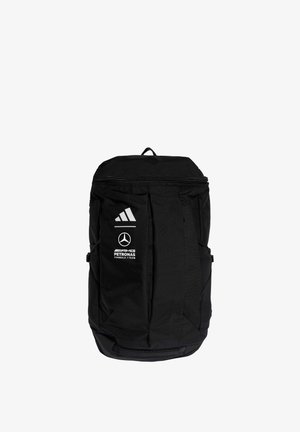 Czarny plecak z logo Adidas i Mercedes AMG Petronas Formula 1 Team skierowanymi do przodu na białym tle.