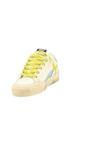 Sneaker bianca in pelle con lacci gialli, dettagli blu e suola in crema tattile. Presenta perforazioni sulla punta e un'etichetta con logo sulla linguetta.