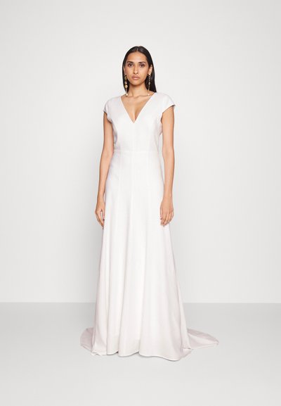 Robe blanche longue jusqu'au sol avec des manches courtes, présente un décolleté en V, un corsage ajusté et une jupe fluide et lisse. Design simple et élégant.