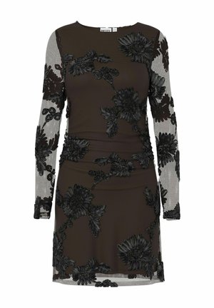 Robe en dentelle noire à motif floral avec un corsage ajusté, des manches longues en tissu transparent et une doublure en tissu sombre lisse. Présente des motifs de fleurs brodées.