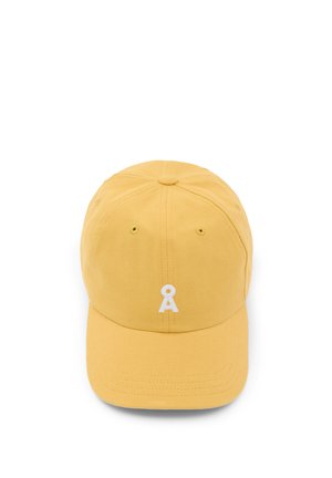 Geel honkbalpet met een gebogen klep en een klein wit gestileerd "Å"-logo in het midden van het voorpaneel.